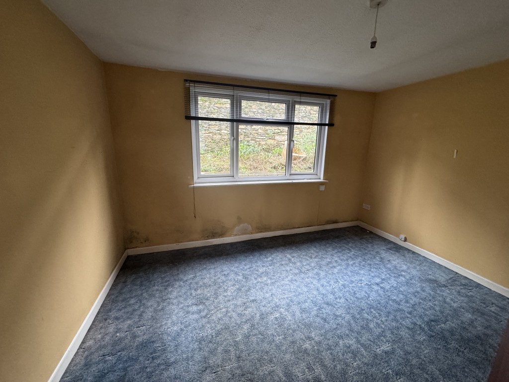 Lot: 156 - TWO DETACHED BUNGALOWS FOR IMPROVEMENT IN POPULAR LOCATION - 9- Bedroom two